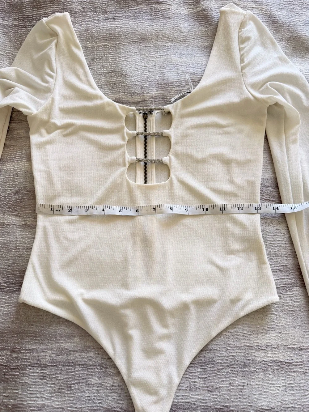 NWOT Alice and Olivia Women Cream Long-Sleeve Bodysuit with Front Cutout Size S